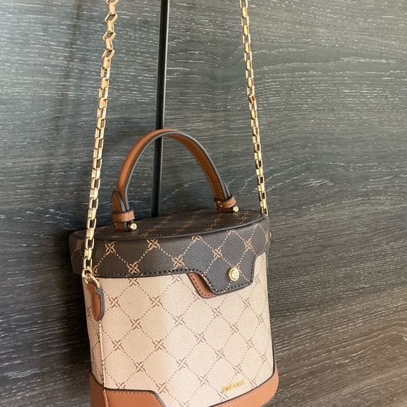 NWOT Nine Wear Hardshell Structured Bucket Signature “9” Bag w Gold Chain Strap - Picture 3 of 16